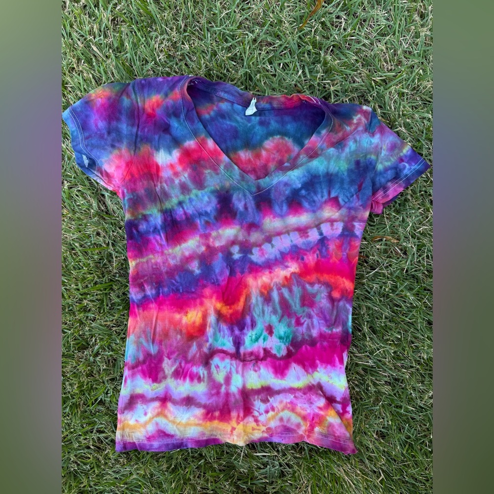 Vibrant Tie-Dye V-Neck T-Shirt NEW